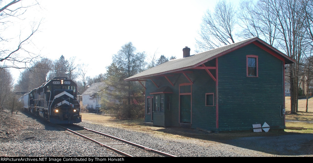 DDRV RP1 heads east around 2:26 with its consist in tow